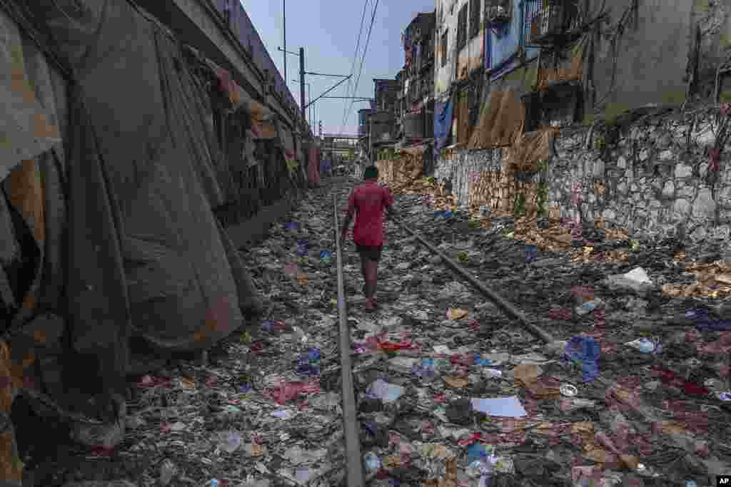 Yer kunida Hindistonning plastik chiqindi qoplagan temiryo&#39;li, Mumbay.&nbsp;