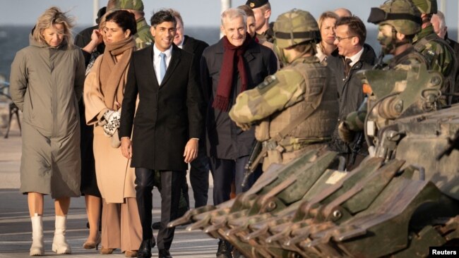 British Prime Minister Rishi Sunak joins other political leaders to view military equipment that has been given to Ukraine before they attend the Joint Expeditionary Summit on the Baltic island of Gotland, Sweden. (Stefan Rousseau/Pool via Reuters)