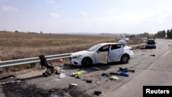 Uništeni automobili pored puta i kolica za bebe na putu blizu kibuca Kfar Aza koji je bio meta napada militantnog palestinskog pokreta Hamas (Foto: REUTERS/Ronen Zvulun)