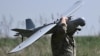 Seorang prajurit Ukraina bersiap menerbangkan drone UAV pengintai Leleka di dekat Chasiv Yar, wilayah Donetsk, 27 April 2024.
