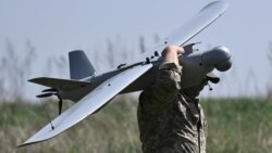 Seorang prajurit Ukraina bersiap menerbangkan drone UAV pengintai Leleka di dekat Chasiv Yar, wilayah Donetsk, 27 April 2024.