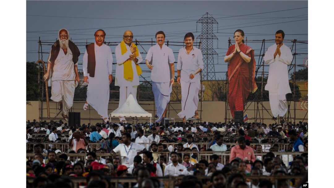Potret besar Dravida Munnetra Kazhagam (DMK) dan para pemimpin Kongres Nasional India (INC) dipasang selama rapat umum kampanye pemilu, Chennai, 15 April 2024.