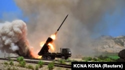 Beberapa peluncur roket terlihat selama latihan dalam foto tak bertanggal yang dirilis oleh Kantor Berita Pusat Korea (KCNA) Korea Utara di Pyongyang 15 Juli 2014. (Foto: via Reuters)