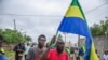 Les gens célèbrent en soutien aux putschistes dans une rue de Port-Gentil, Gabon, le 30 août 2023.