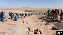 8일 아프가니스탄 헤라트주 진다 얀 지역 관계자들이 지진 희생자들을 매장하기 위해 땅을 파고 있다. 