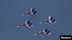 Jet tempur Sukhoi Su-30 dari tim aerobatik Russkiye Vityazi terbang dalam formasi di lapangan Dubrovichi di luar Ryazan, Rusia 4 Agustus 2018. (Foto: REUTERS/Maxim Shemetov)