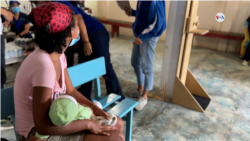 La jornada de atención en una iglesia de Caracas recibe a niños de entre 1 y 5 años. Las voluntarias miden talla y peso. 