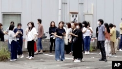 Sejumlah orang menyelamatkan diri ke luar gedung menyusul gempa bumi di MIyazaki, barat Jepang, Kamis 8 Agustus 2024. (Foto: Kyodo News via AP)