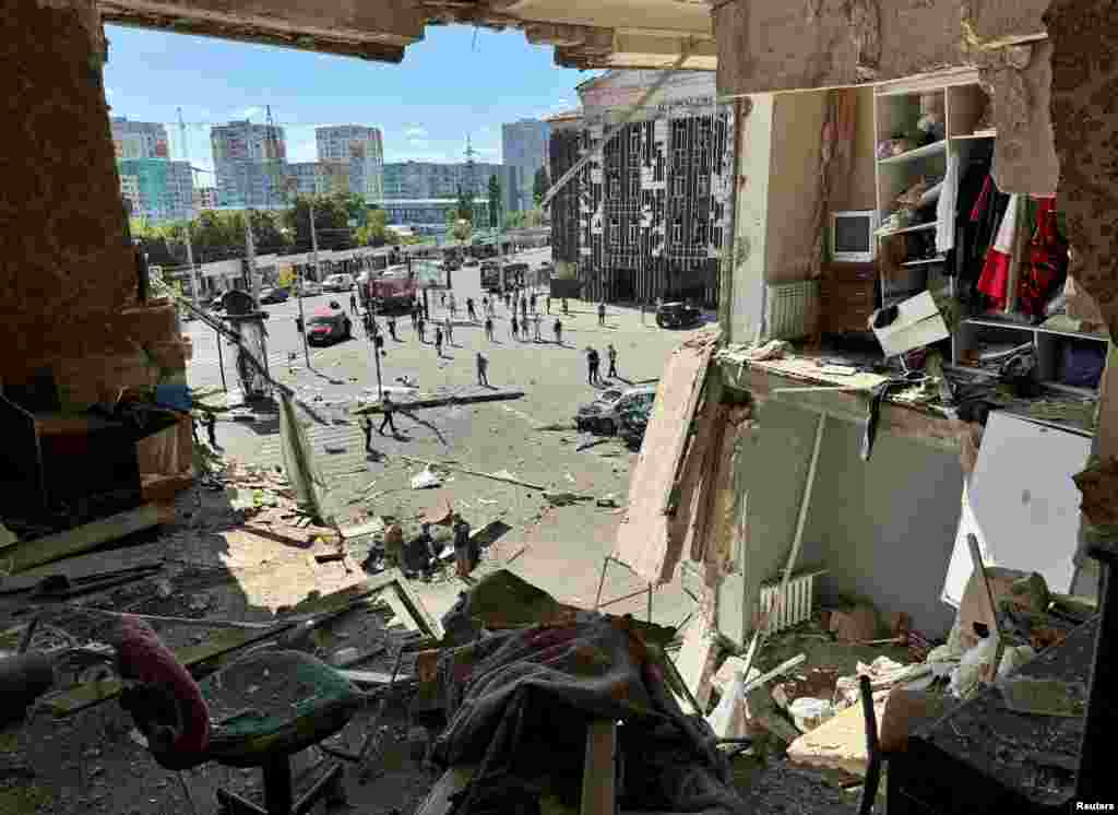 La vista desde el apartamento de un edificio destruido por el ataque aéreo ruso, en Járkov, Ucrania, el 22 de junio de 2024. (Foto/Reuters)