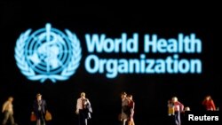 FOTO DE ARCHIVO: Se ven pequeñas figuras frente al logotipo de la Organización Mundial de la Salud en esta ilustración tomada el 11 de febrero de 2022. 