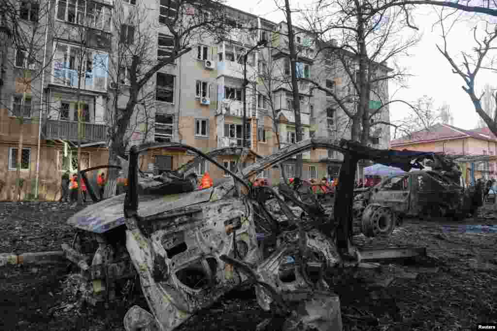 Vista de automóviles destruidos y un edificio de apartamentos dañado durante un ataque con drones rusos, en Odesa, Ucrania, el 17 de enero de 2024.&nbsp;