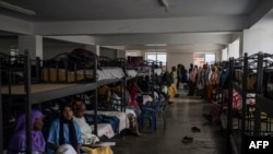 Sejumlah warga Ethiopia menunggu giliran untuk mendapatkan kartu identitas sementara di pusat transit Organisasi Internasional untuk Migrasi (IOM) di Addis Ababa, pada 25 November 2023. (Foto: AFP/Michele Spatari)