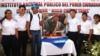 Un grupo de estudiantes nicaragüenses sostienen una foto del expresidente venezolano Hugo Chávez, en Managua. [Foto: Cortesía]