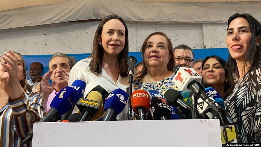 La líder opositora venezolana, María Corina Machado, junto a Corina Yoris, nombrada candidata para las elecciones presidenciales en la sede del comando de campaña de Vente Venezuela, el 22 de marzo de 2023.