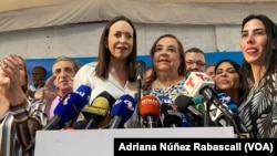 La líder opositora venezolana, María Corina Machado, junto a Corina Yoris, nombrada candidata para las elecciones presidenciales en la sede del comando de campaña de Vente Venezuela, el 22 de marzo de 2023.