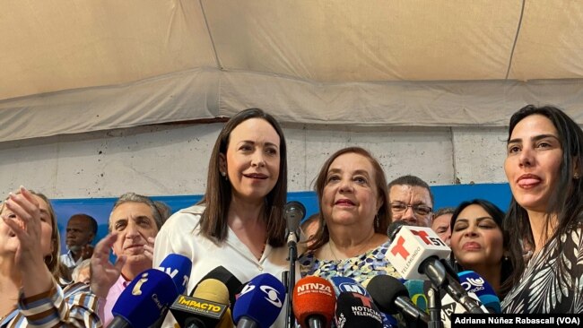 La líder opositora venezolana, María Corina Machado, junto a Corina Yoris, nombrada candidata para las elecciones presidenciales en la sede del comando de campaña de Vente Venezuela, el 22 de marzo de 2023.