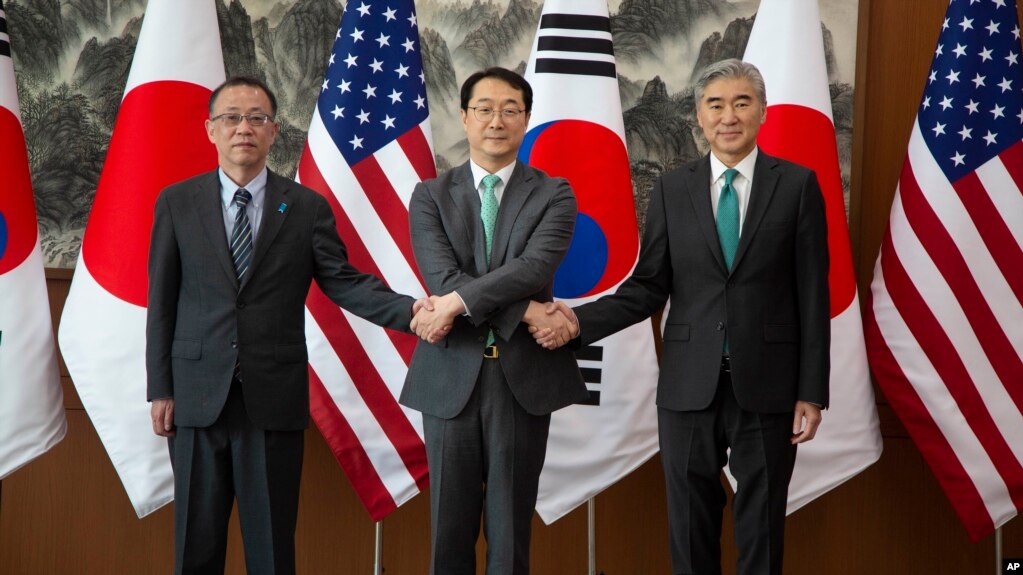 左起：日本核问题特使船越健裕（左）、韩国新任特使金健（中）和美国驻朝鲜特别代表金圣在首尔举行美日韩三方会谈。（2023年4月7日）(photo:VOA)