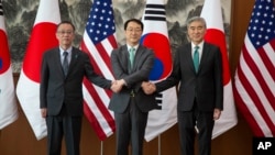 左起：日本核问题特使船越健裕（左）、韩国新任特使金健（中）和美国驻朝鲜特别代表金圣在首尔举行美日韩三方会谈。（2023年4月7日）