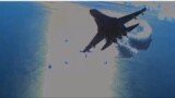俄罗斯的两架SU-27截击机从美军MQ-9无人机上空飞过时喷洒燃油。