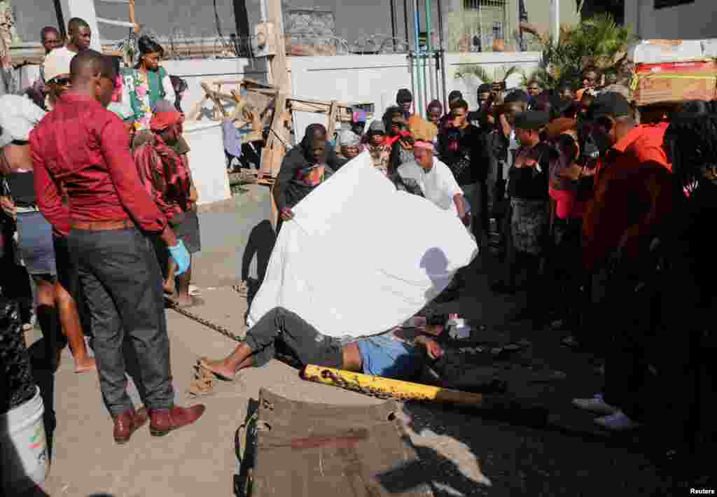 Personas que se encontraban cerca del lugar de los homicidios cubrieron con sábanas los cuerpos que quedaron tendidos en el suelo.&nbsp;