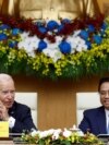 Presiden AS Joe Biden bertemu dengan Perdana Menteri Vietnam Pham Minh Chinh di Hanoi, pada 11 September 2023. (Foto: Reuters/Evelyn Hockstein)