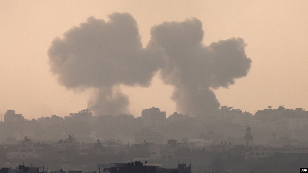 Một bức ảnh chụp từ thành phố Sderot phía nam Israel cho thấy khói cuồn cuộn trong cuộc tấn công của Israel vào Gaza vào ngày 22 tháng 10 năm 2023, trong bối cảnh các trận chiến đang diễn ra giữa Israel và nhóm Hamas của Palestine.