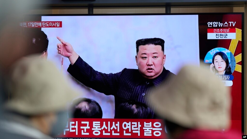 4月13日，韩国首都首尔火车站电视屏幕播放新闻节目报告朝鲜进行导弹发射。(photo:VOA)