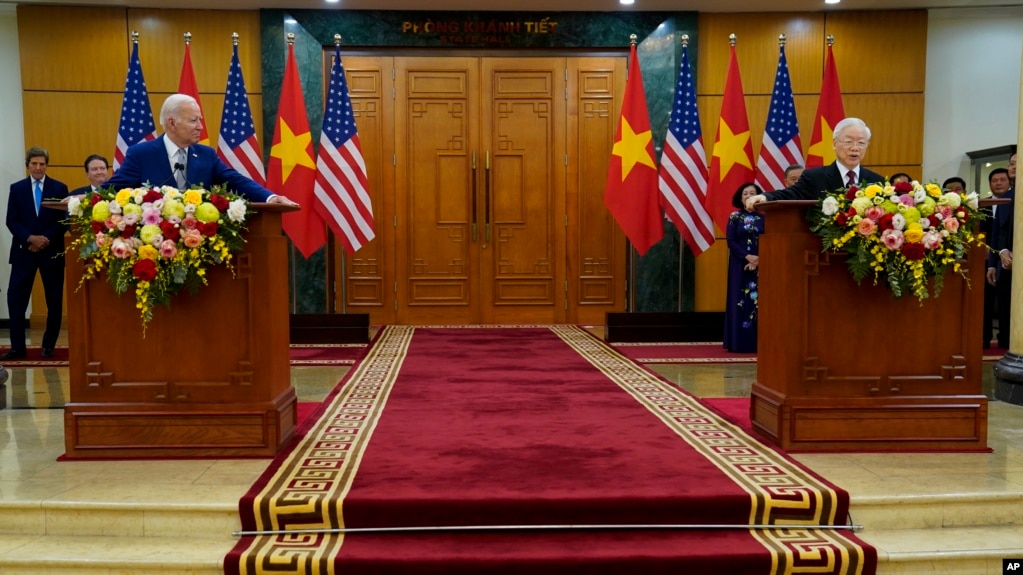 Hai lãnh đạo Việt - Mỹ tại cuộc gặp gỡ tại văn phòng trung ương Đảng Cộng Sản Việt Nam, Hà Nội, 10 tháng Chín.