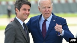 Thủ tướng Pháp Gabriel Attal chào đón Tổng thống Mỹ Joe Biden tại sân bay Orly ở Paris hôm 5/6