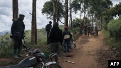 Bacivili bazali kokima ntango mampinga ma ekolo FARDC matelemi pene na bisika bya bitumba na kilometre zomi na Kanyabayonga, na Nord-Kivu, 14 sanza ya mitano 2024.