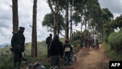 Sejumlah warga sipil tampak melarikan diri dari pertemuran yang terjadi di saat pasukan bersenjata Kongo berjaga di selatan dari area Kanyabayonga di provinsi Kivu Utara, pada 14 Mei 2024. (Foto: AFP/Alexis Hugut)