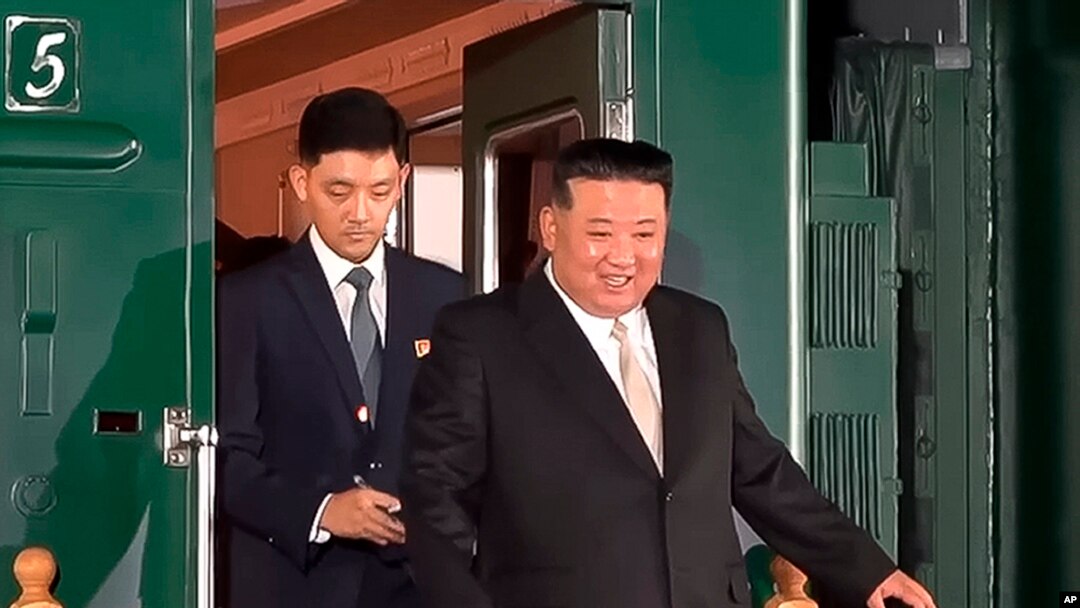 Nan foto sa a ke gouvene rejyon es Primorsky Krai la, Oleg Kozhemyako pibliye sou rezo Telegram 12 Sept. 2023, lide Kim Jong Un desann tren li an apre li rive Larisi. 