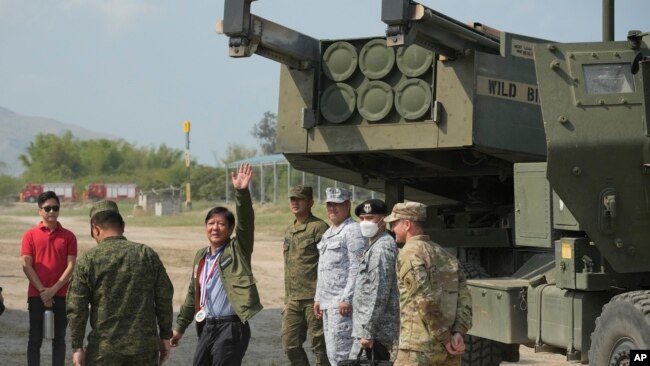 2023年4月26日，菲律宾总统小马科斯在菲律宾北部赞巴莱斯省海军基地举行的“肩并肩”联合军演中。（美联社照片）