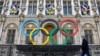 Logo Olimpiade tampak di depan Hotel de Ville City Hall di Paris, Prancis, 14 Maret 2023. (Foto: Gonzalo Fuentes/Reuters)