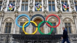 Logo Olimpiade tampak di depan Hotel de Ville City Hall di Paris, Prancis, 14 Maret 2023. (Foto: Gonzalo Fuentes/Reuters)