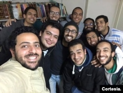 Ahmad Mohsen se despide de sus amigos poco antes de viajar a España para estudiar en febrero de 2017. [Foto: Cortesía del entrevistado]