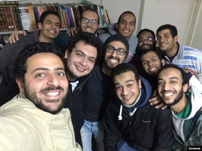 Ahmad Mohsen se despide de sus amigos poco antes de viajar a España para estudiar en febrero de 2017. [Foto: Cortesía del entrevistado]