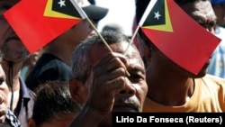 Seorang pria mengibarkan bendera Timor Leste. Ombudsman Timor Leste dan Ombudsman Selandia Baru menyatakan ketertarikan mereka untuk bergabung sebagai anggota Southeast Asian Ombudsman Forum . (Foto: REUTERS/Lirio Da Fonseca)