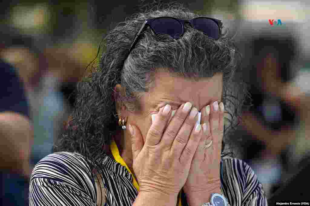 Una mujer llora durante la comida de shabbat organizada hoy en homenaje a las personas que aún permanecen en Gaza secuestradas por el grupo islamita Hamás.