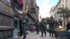 Efectivos de las Fuerzas Armadas custodian los alrededores del edificio de la presidencia de Ecuador, en Quito, la capital, el miércoles
