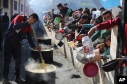 Warga Palestina antre untuk mendapatkan makanan gratis di Rafah, Jalur Gaza, Rabu, 20 Desember 2023. (AP Photo/Hatem Ali)