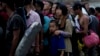 在巴拿馬巴霍奇基托，中國移民在步行穿越達連峽後排隊等候乘船前往拉哈斯布蘭卡斯。 （2023年5月7日）