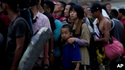 在巴拿馬巴霍奇基托，中國移民在步行穿越達連峽後排隊等候乘船前往拉哈斯布蘭卡斯。 （2023年5月7日）