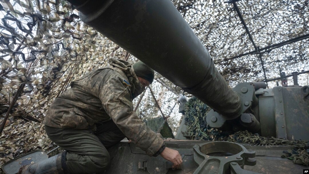 Seorang tentara Ukraina bersiap untuk mengoperasikan senjata otomatis M109 Paladin ke arah pasukan Rusia di garis depan pertempuran di dekat Kreminna, Luhanks, Ukraina, pada 28 Januari 2024. (Foto: AP/Efrem Lukatsky)