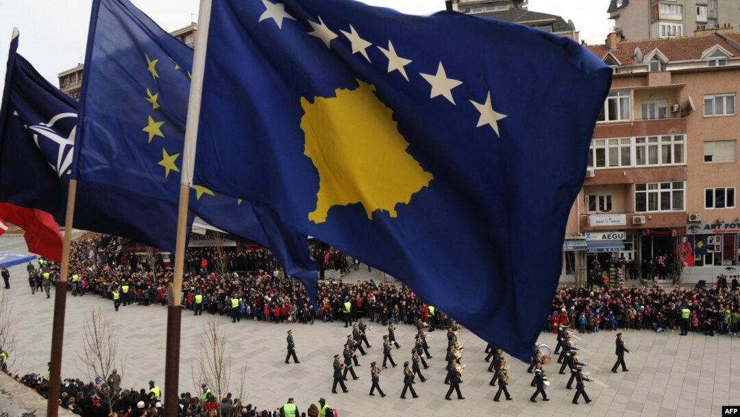 ILUSTRACIJA - Zastave Kosova, Evropske unije i NATO (Foto: AFP/Armend Nimani)