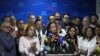 Pemimpin oposisi Venezuela, Maria Corina Machado (tengah), menggelar konferensi pers terkait penahanan terhadap staf kampanyenya di Caracas, Venezuela, pada 20 Maret 2024. (Foto: AP/Ariana Cubillos)