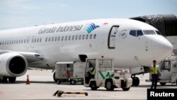 ILUSTRASI - Pesawat milik maskapai penerbangan Garuda Indonesia di tarmac Terminal 3, Bandara Internasional Soekarno-Hatta, Jakarta, 28 April 2017. (REUTERS/Darren Whiteside)