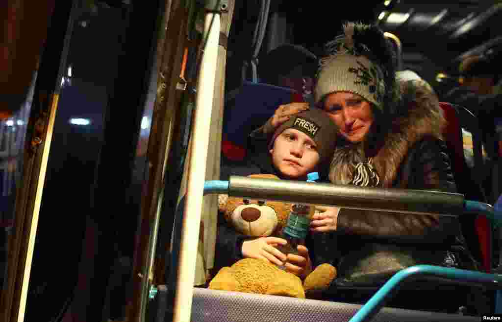 Женщина плачет, узнав, что она не может поехать с сыном на автобусе, зарезервированном только для эвакуируемых сирот. Львов, 5 марта 2022. &nbsp;