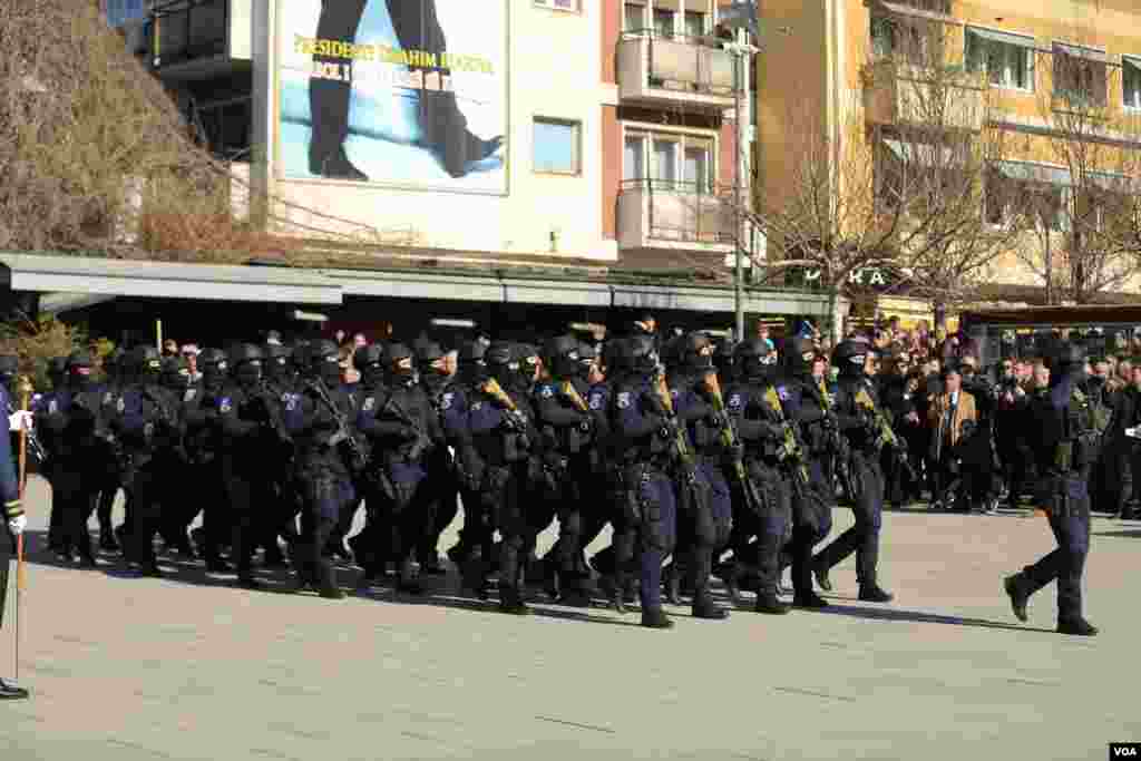 Pjesëtarët e Forcës së Sigurisë dhe Policisë së Kosovës parakaluan në qendër të Prishtinës me rastin e 15 vjetorit të pavarësisë së Kosovës.