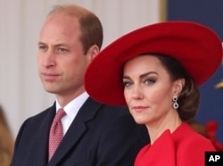 Pangeran William dari Inggris, kiri, dan Kate, Putri Wales dari Inggris, menghadiri upacara penyambutan untuk Presiden dan Ibu Negara Republik Korea di Horse Guards Parade di London, Inggris pada 21 November 2023. (Foto: via AP)